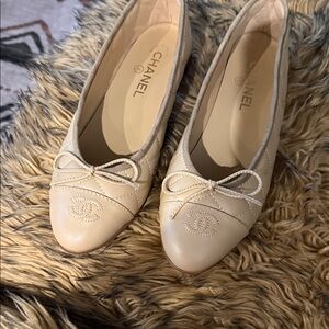 CHANEL Cream Leather Ballet Flats with Bow Accent